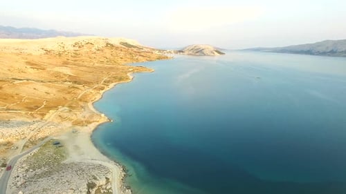 Luftaufnahme des leeren Sandstrandes der Insel Pag, Kroatien