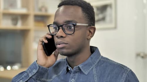 Afroamerikanischer Mann telefoniert