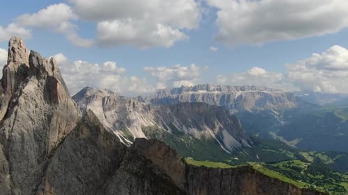 Survol du sommet de Seceda dans les Dolomites, Italie, Europe