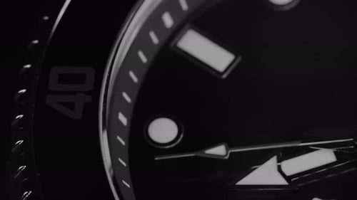 Makroaufnahme einer Uhr mit Passieren aus Sekundenzeiger. Clock Face Rack Focus. Chronograph oder Timer Nahaufnahme