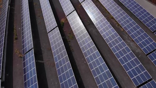 Luftaufnahme eines riesigen Solarkraftwerks in einem großen Feld. Stromerzeugung aus Solarenergie