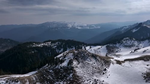 Images aériennes Drone du sommet du mont Ciucas