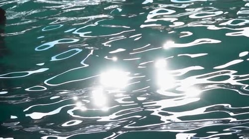 Türkisfarbene Wasserwellen vor der Küste mit Reflexionen der Sonnen Zeitlupe. Nahaufnahme