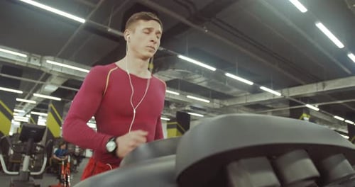 Sportler: Laufen und Fitnessstudio