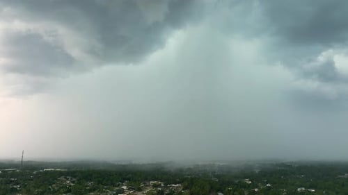 Landschaft aus dunklen, bedrohlichen Wolken, die sich am stürmischen Himmel vor schwerem Gewitter über der ländlichen Stadt bilden