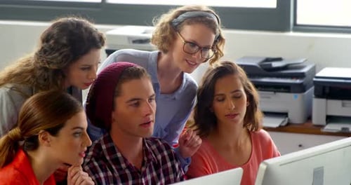 Executivos de negócios trabalhando no computador na mesa