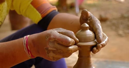 Des mains habiles de potier façonnent l'argile sur Potter Wheel et sculptent un pot en argile. Shipagramme