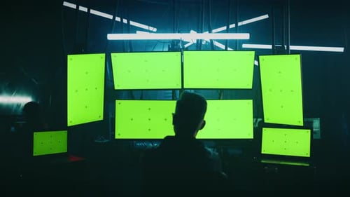 Hacker anónimo que usa computadoras para actividades delictivas