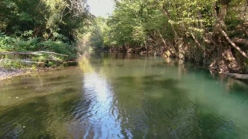 Aufnahmen über Wasser. Sauberer, schöner Fluss.