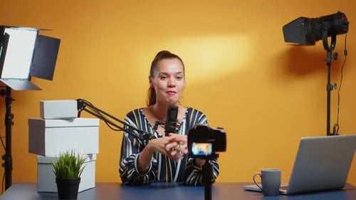 Content Creator mit Geschenkboxen