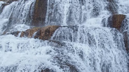 Kaskadierender Wasserfall, der über Felsen in Granite Creek fließt