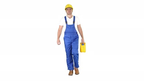 Bauarbeiter mit Schutzhelm hält Plastikkanister in der Hand und geht auf weißem Hintergrund.