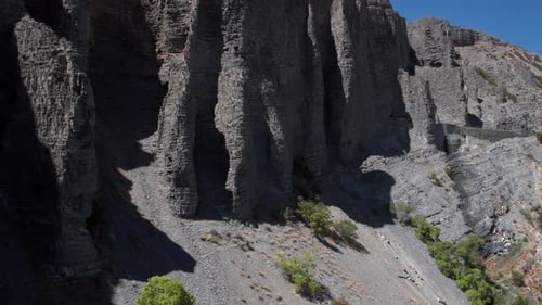 Survoler des falaises rocheuses se dirigeant vers la montagne