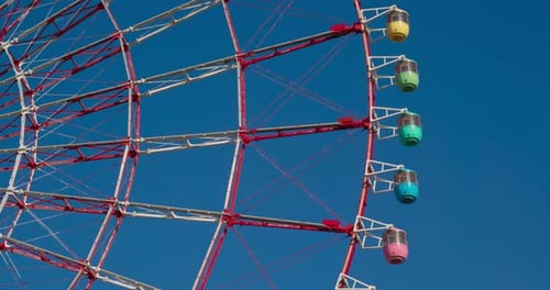 Riesenrad mit klarem blauem Sonnenhimmel