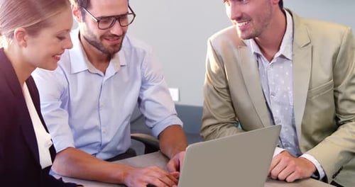 Geschäftsleute interagieren über einen Laptop