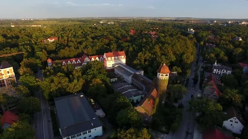 Vue de dessus du château d'eau de Svetlogorsk au coucher du soleil
