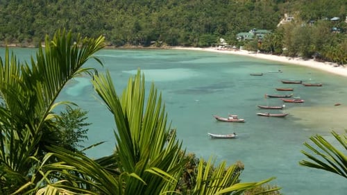 Boote in der Nähe der Küste der Insel