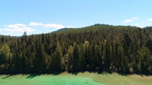 Luftaufnahme des schönen Sees und der Berge