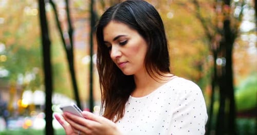 Geschäftsfrau Textnachrichten auf dem Handy