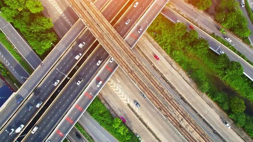 4K : Vue aérienne d'une route autoroutière rapide