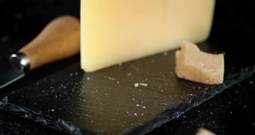 Morceaux de parmesan tombant sur la table