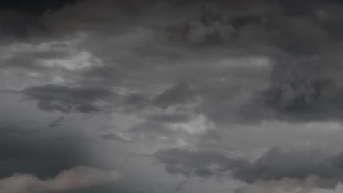 Dunkler stürmischer Himmel mit Regen und Wolken 4k
