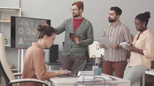 Vielfältige Kollegen betrachten Business-Charts auf dem Bildschirm