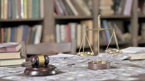 Money on Court Room Tisch mit Hammer und Skala