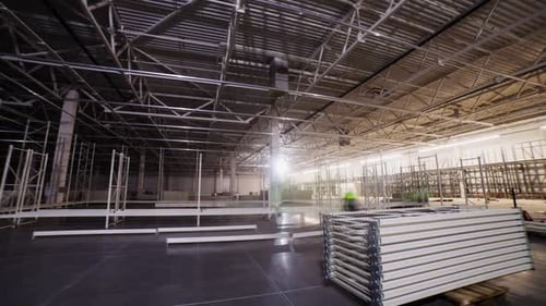 Les constructeurs assemblent des racks dans un spacieux magasin Timelapse