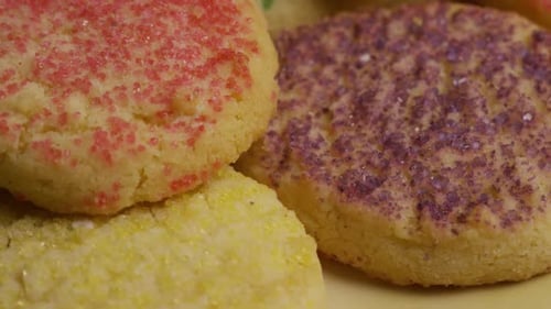 Filmmusik, rotierende Aufnahme von Keksen auf einem Teller - COOKIES 293