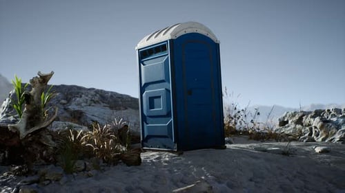 Banheiro móvel portátil na praia. Cabine de WC química
