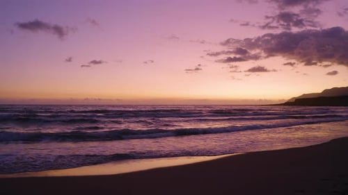 Vista aérea da noite romântica no mar. Voando sobre a praia em Purple Sunset.