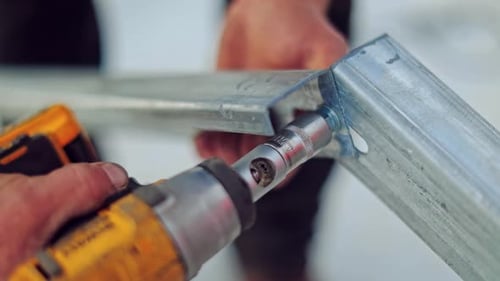 Instalação do sistema fotovoltaico. Trabalhador profissional instalando plataforma metálica