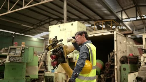 The chief mechanic works in a mechanical factory.