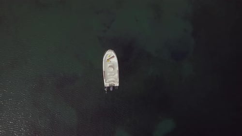 Volando sobre el solitario barco a motor en el vasto mar azul