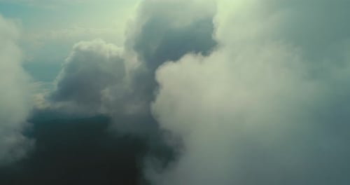 Voo aéreo acima das nuvens com céu azul ao fundo em um lindo dia ensolarado