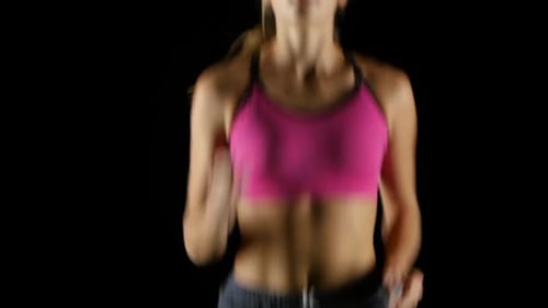 Girl Fitness läuft stetig auf einem schwarzen Hintergrund. Nahaufnahme
