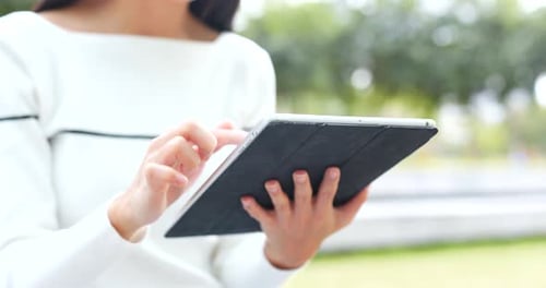 Frau hält mit digitalem Tablet-Computer