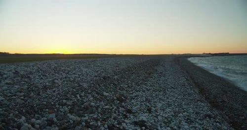 Wellen krachen am Stone Beach bei Sonnenuntergang