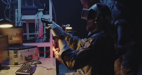 Soldat mit VR-Headset und Handschuhen