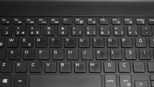 Seitenansicht männlicher Hände, die zu Hause auf der Laptoptastatur tippen
