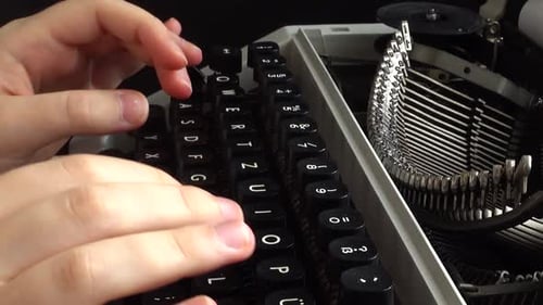 La fille tape sur une machine à écrire rétro.