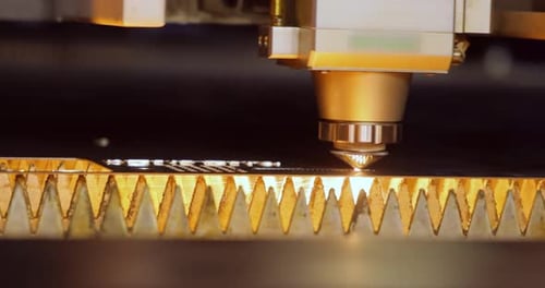 CNC-Laserschneiden von Metall Moderne Industrietechnik