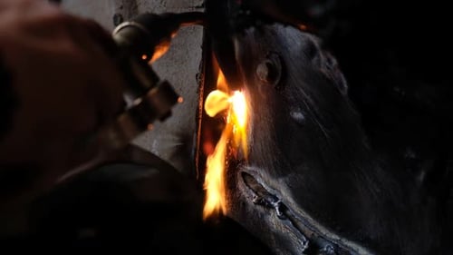 Makroaufnahme des Schweißens in Zeitlupe