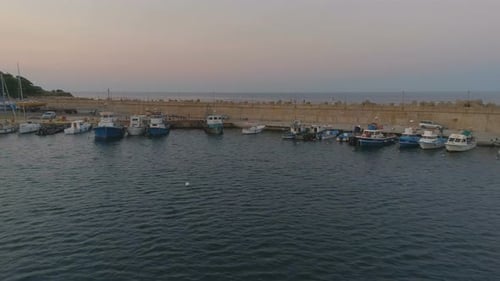 Fischerboote bei Sonnenuntergang in Carevo