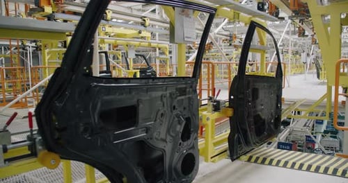 Usine automobile, production moderne de voitures, transport de portes de voiture prêtes à l'emploi lors de la production