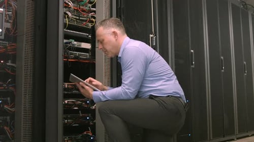 Techniker verwendet Tablet-PC bei der Serveranalyse