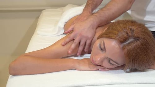 Attraktive Frau bekommt professionelle Massage im Beauty Spa