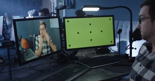 Hombre grabando Vídeo a sí mismo en la oficina