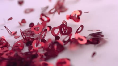 Confettis de Saint-Valentin qui tombent, au Ralenti